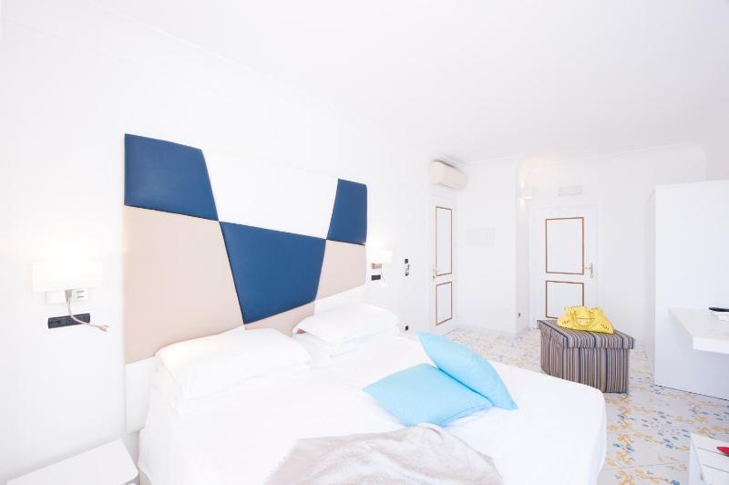 Deluxe Double Room with Sea View image 2