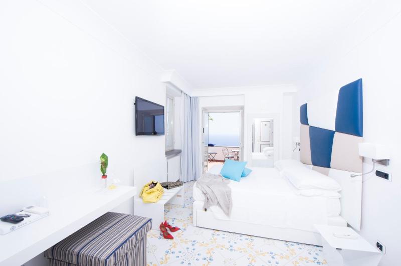Deluxe Double Room with Sea View image 1