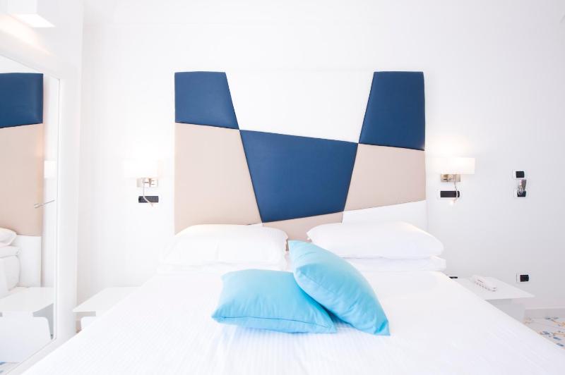 Deluxe Double Room with Sea View image 4