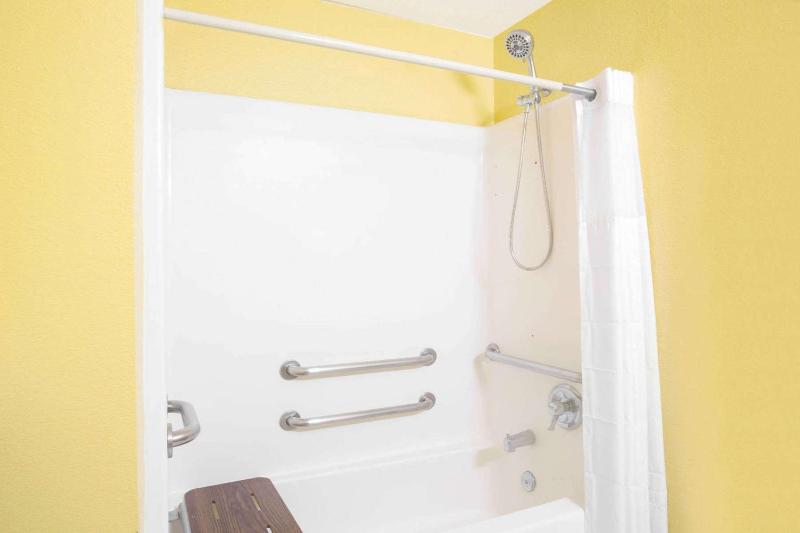 Queen Room - Disability Access/Non-Smoking image 2