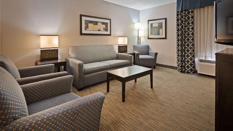 One-Bedroom Queen Suite with Sofa Bed and Wet Bar - Non-Smoking image 4