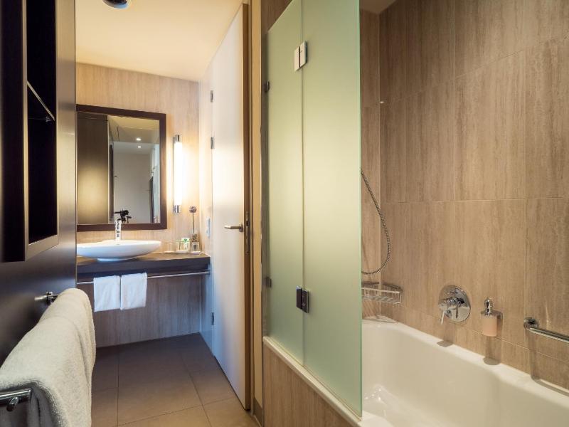 Deluxe King Room image 1