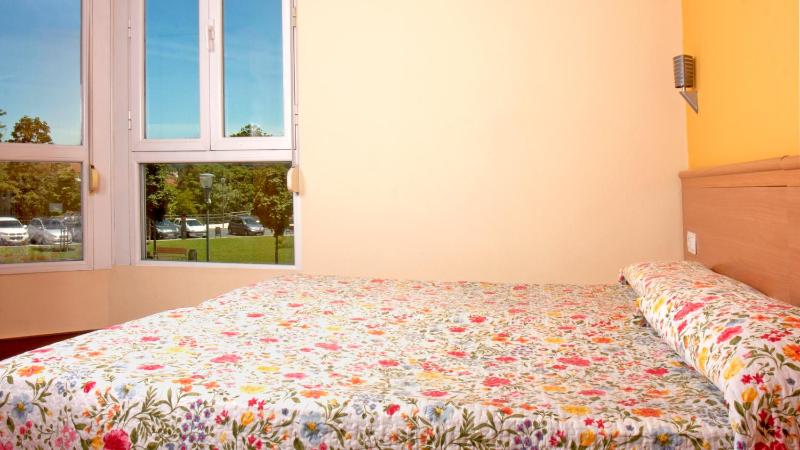 Twin Room with Private Bathroom image 4