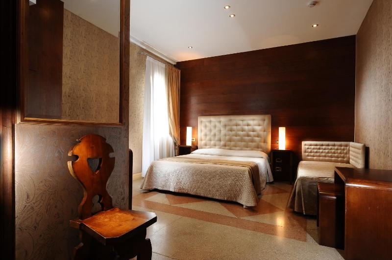 Superior Triple Room image 3