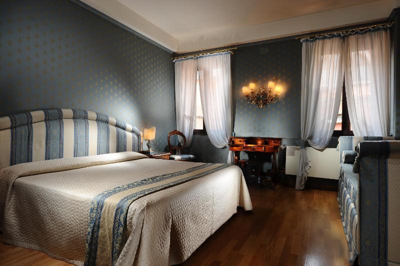 Superior Double Room image 4