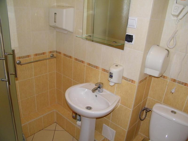 Single Room with Shared Bathroom image 3