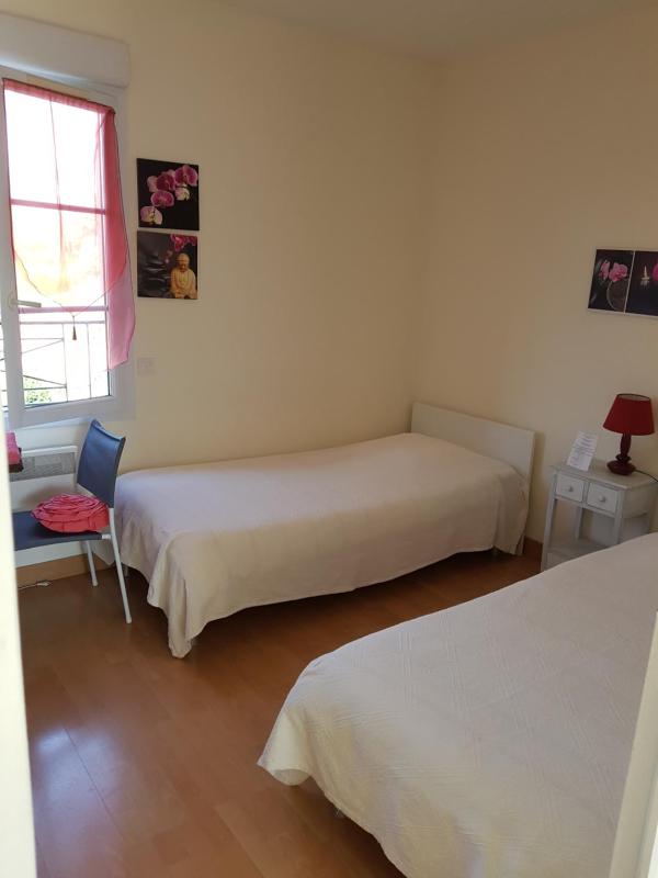 Twin Room with Bathroom image 3