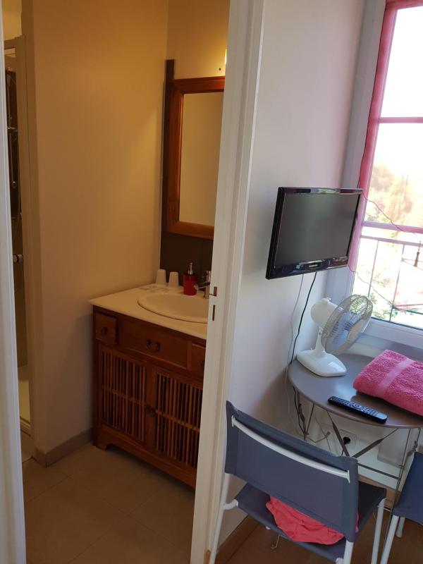 Twin Room with Bathroom image 2