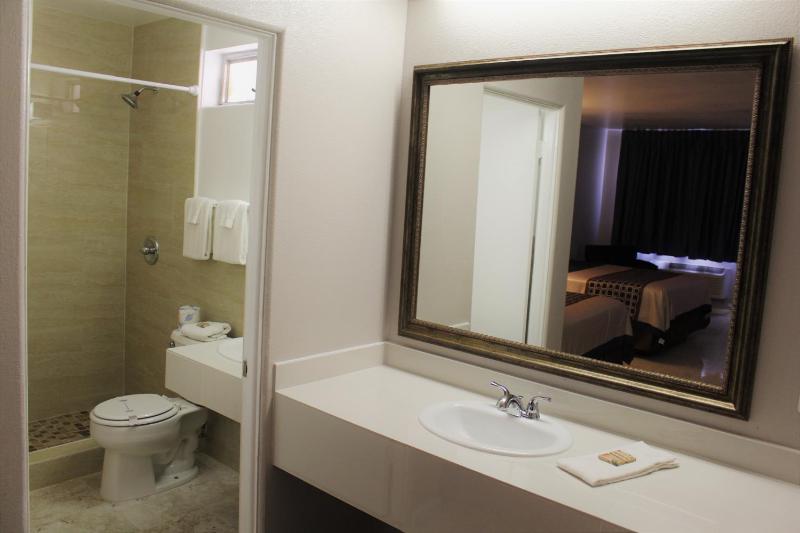 Deluxe Queen Room image 2