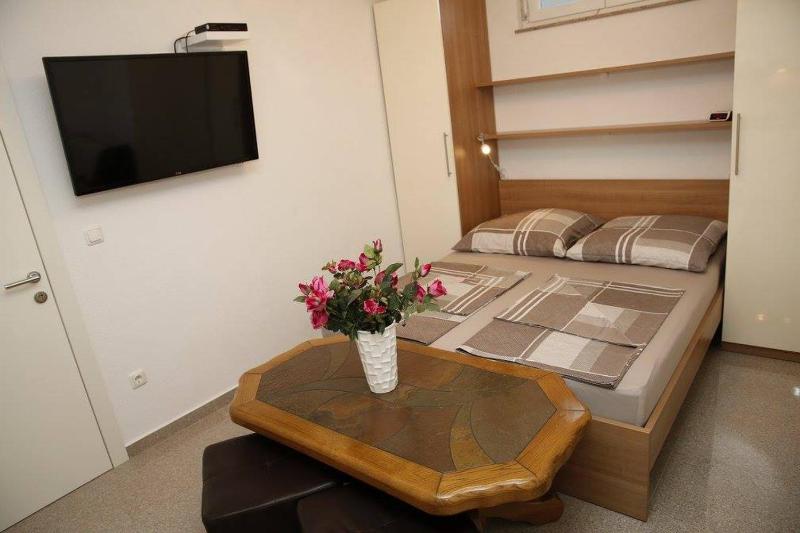 Studio Apartment image 3