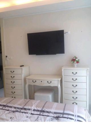 Cosy Beach View Apartments - image 7