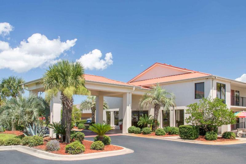 Days Inn & Suites by Wyndham Navarre - near Beaches/Hurlburt - image 18
