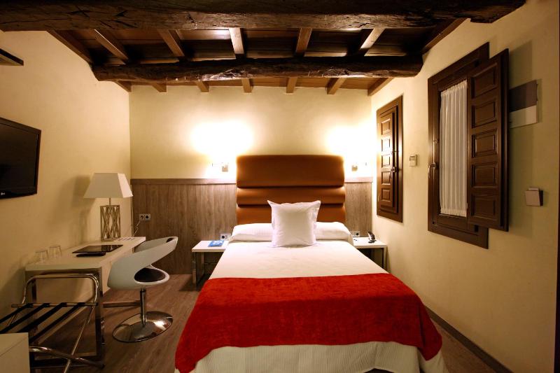 Double or Twin Room image 3