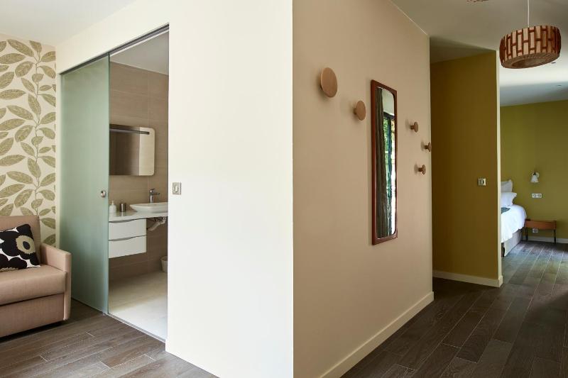 Suite with Garden View image 3