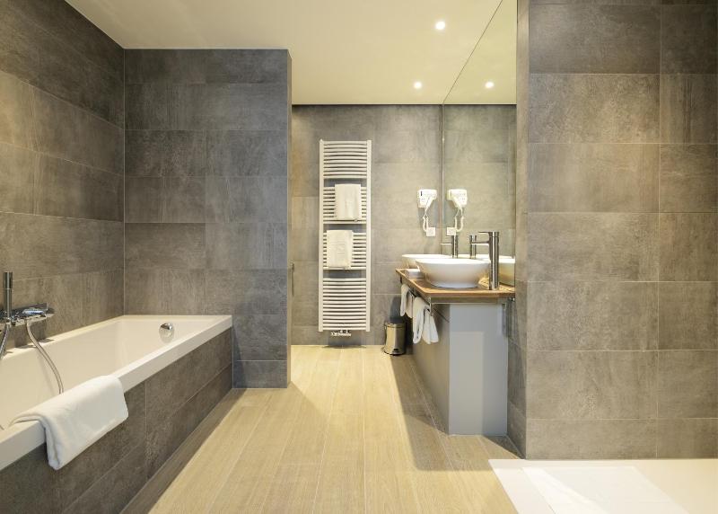 South wing room image 4