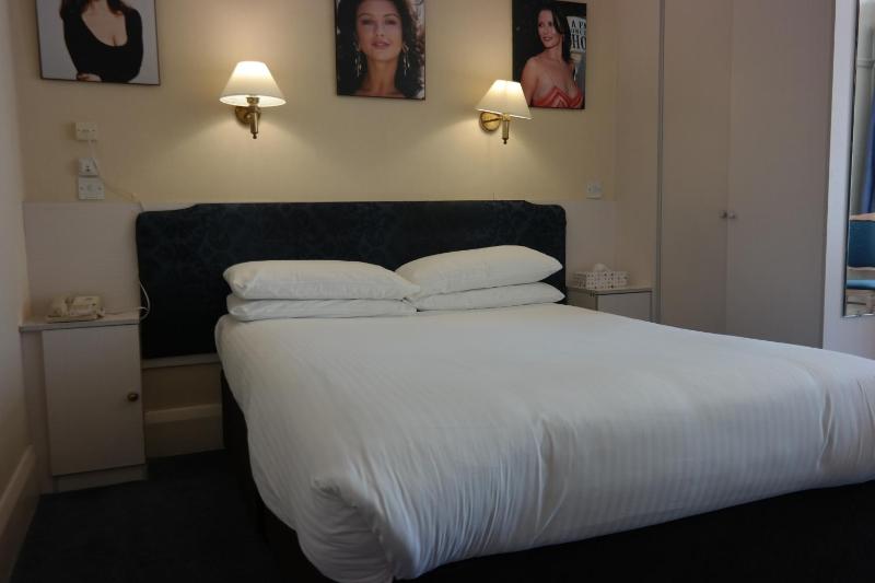 Standard Double Room image 3