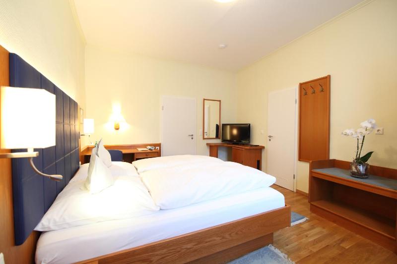 Double Room image 3