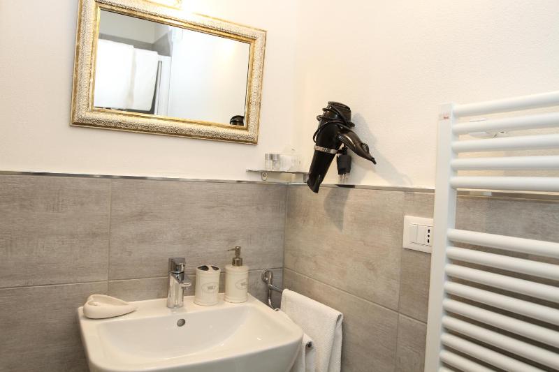 Triple Room with Private Bathroom image 4