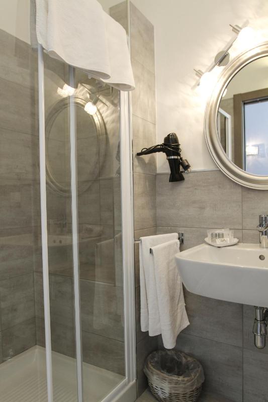 Quadruple Room with Shower image 2