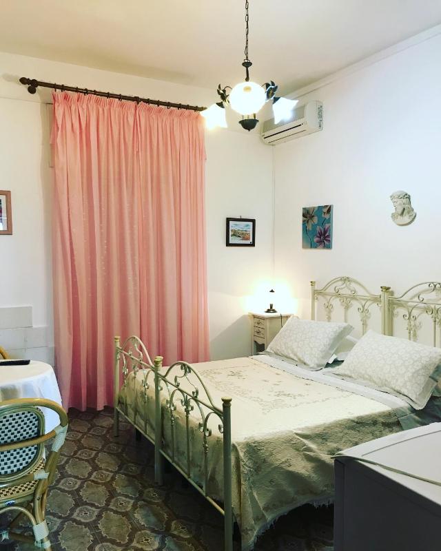 Double Room image 3