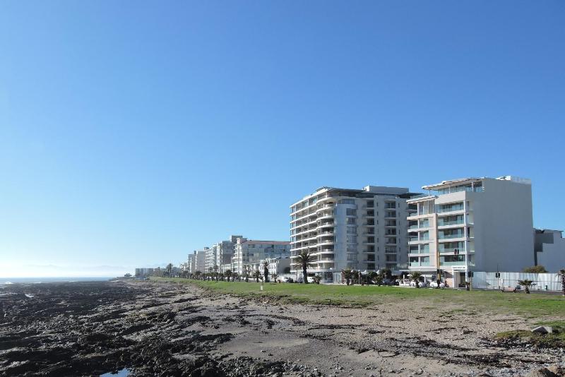 Apartment with Mountain View image 1