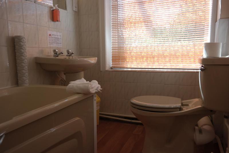 Family Room (2 Adults + 2 Children) image 3