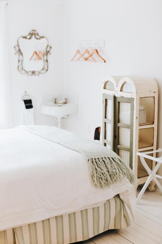 Queen Room with Shared Bathroom image 4