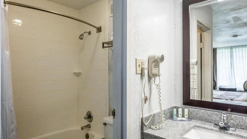 King Room - Non-Smoking image 2