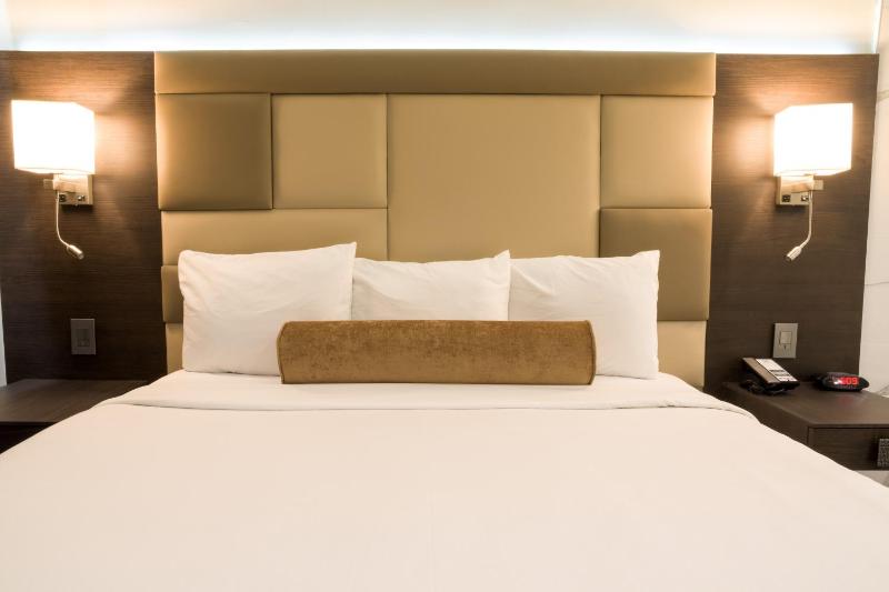 Deluxe King Room image 2