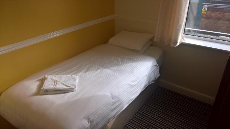 Single Room with Shared Shower and Toilet image 3