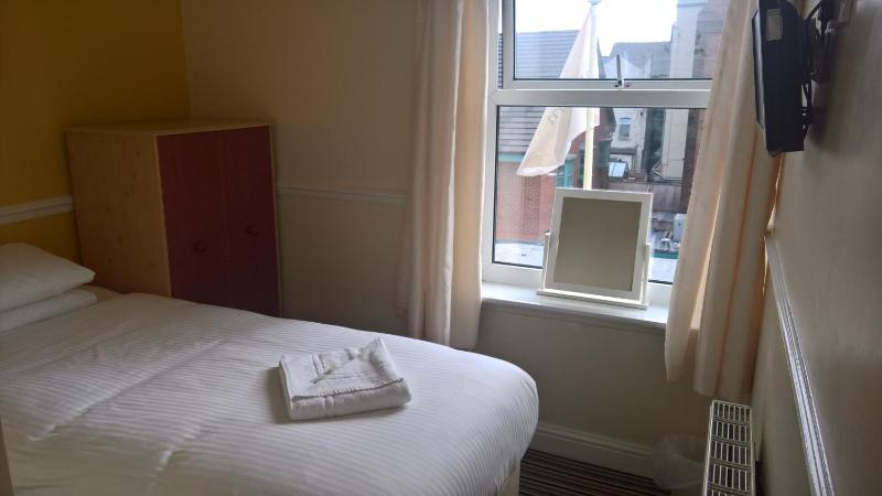 Single Room - En Suite image 3