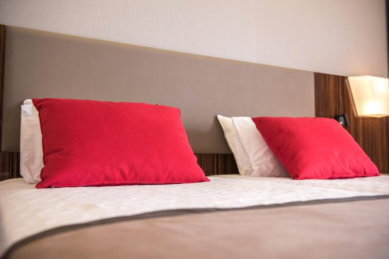 Superior King Room with Garden View image 4