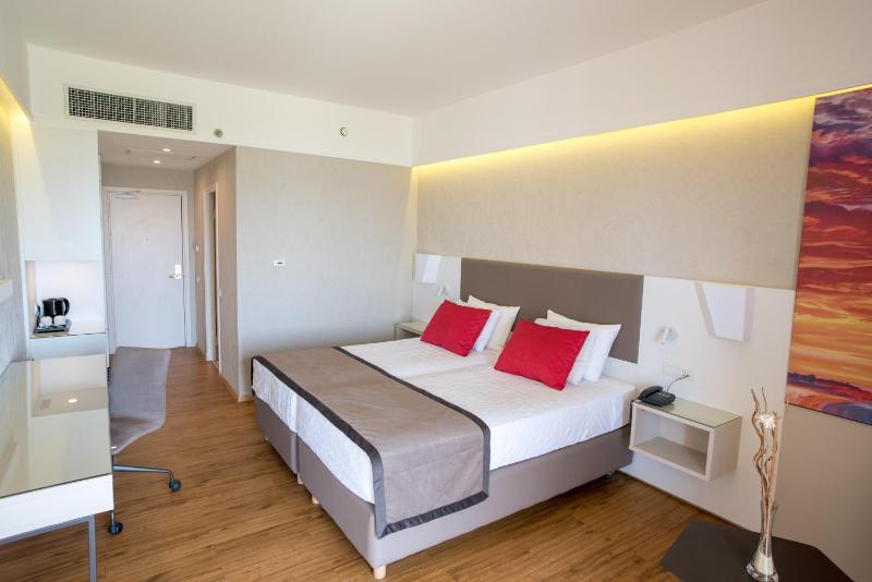Superior Twin Room with Garden View image 1