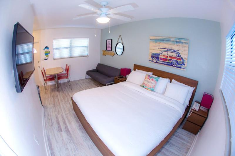 Pool Side Suite Queen image 2
