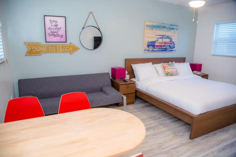 Pool Side Suite Queen image 3