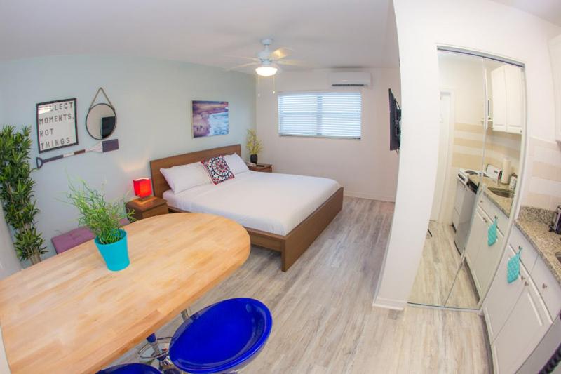 Pool Side Suite Queen image 4