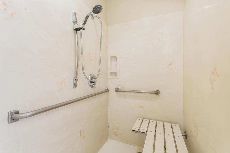 King Room with Mobility/Hearing Impaired Access - Non-Smoking image 2
