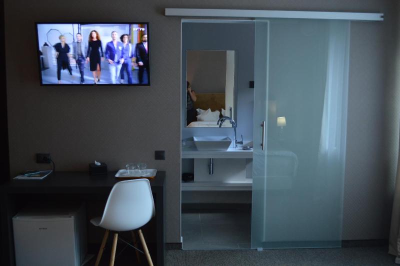 Family Room image 3