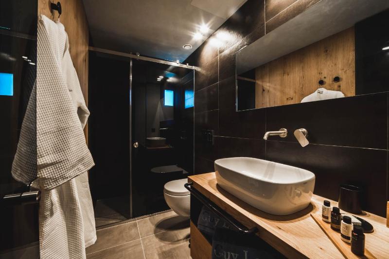 Premier Suite with Outdoor Hot Tub image 2