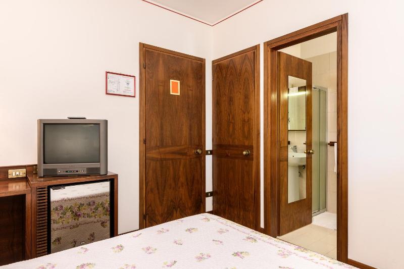 Double Room with Queen Bed image 4