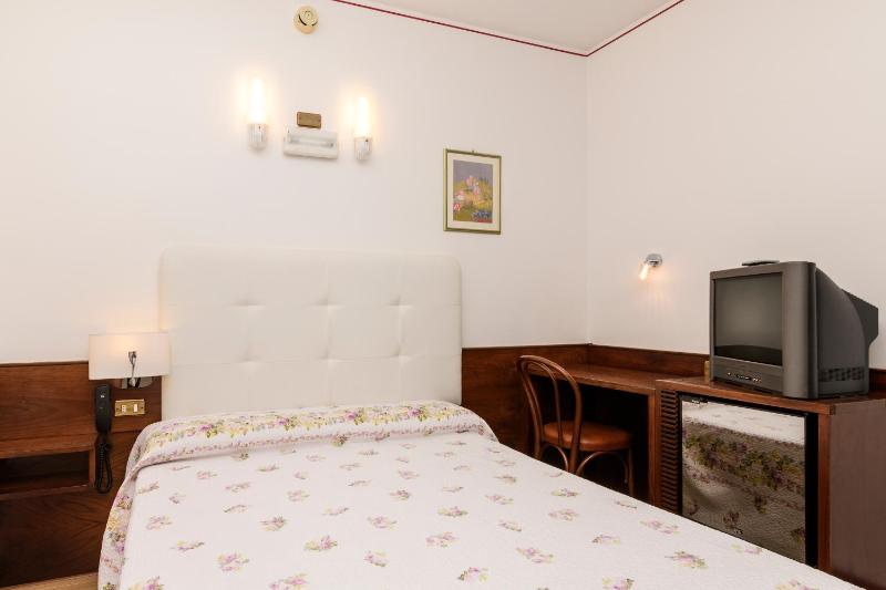 Double Room with Queen Bed image 3