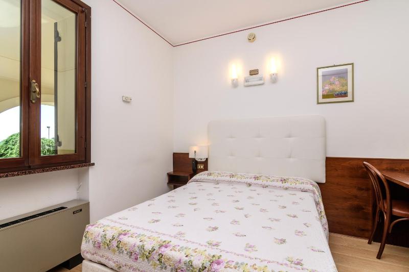 Double Room with Queen Bed image 1