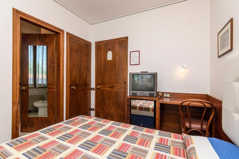 Single Room image 3