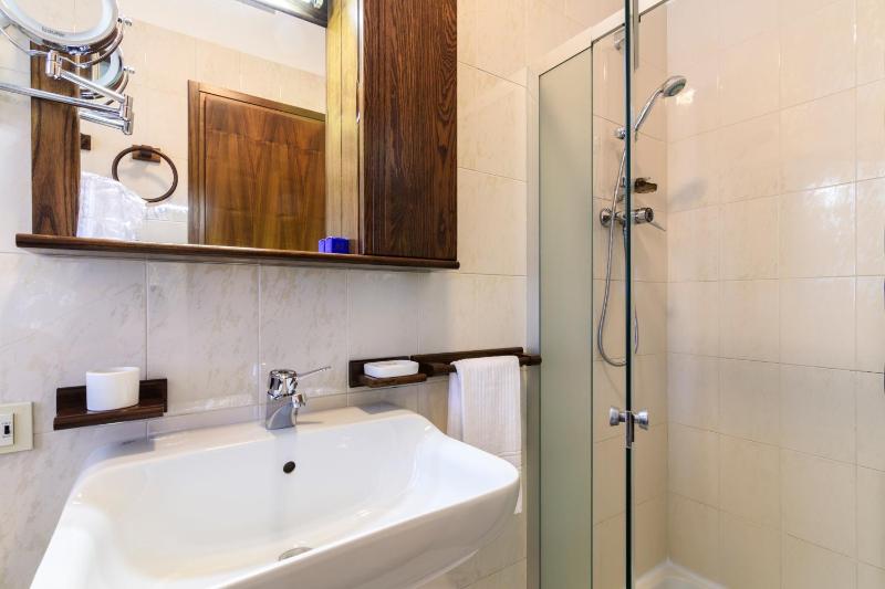 Single Room with Queen Bed image 4