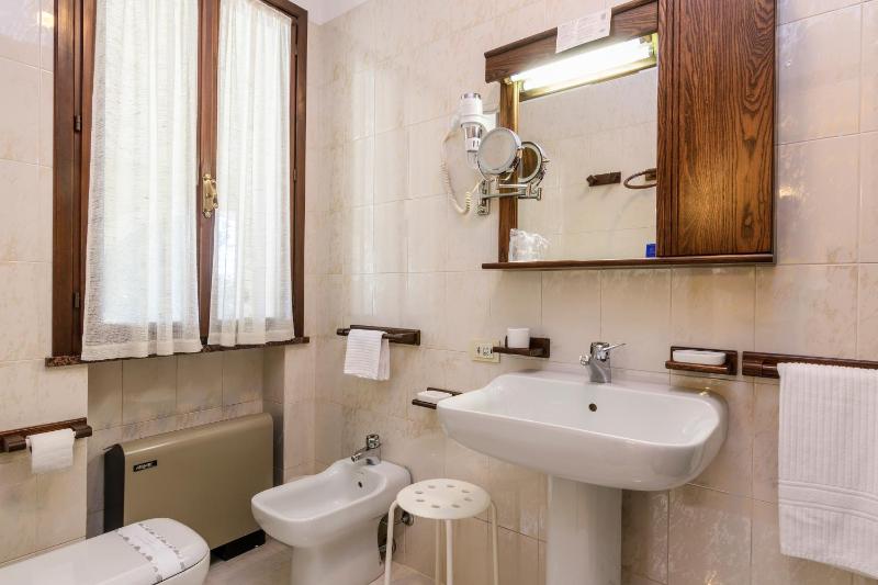 Single Room with Queen Bed image 2