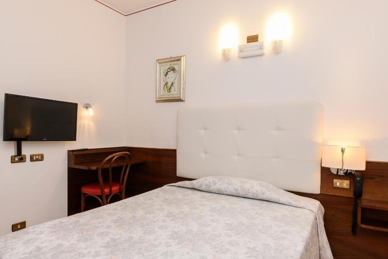 Single Room with Queen Bed image 3