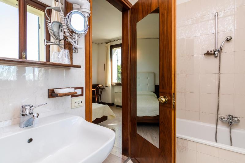 Double or Twin Room image 3