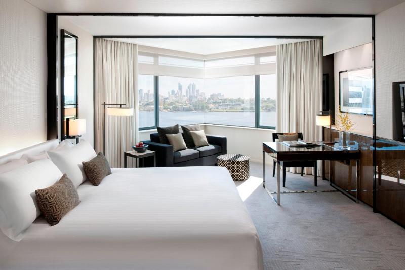 Luxe King View Room image 2