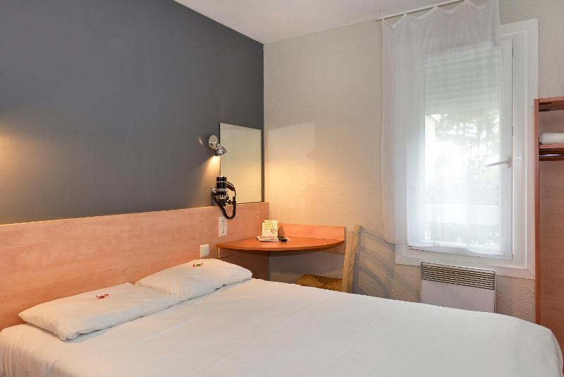 Standard Double Room image 4