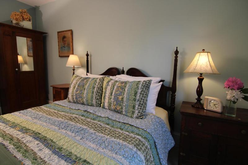 Queen Room - Groveland Room  image 2